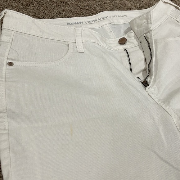 Old Navy Super Skinny mid Rise White Jeans - Picture 3 of 4